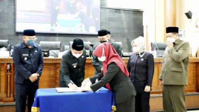 PIMPINAN DPRD bersama Bupati Sumedang menandatangani pengesahan 4 Raperda