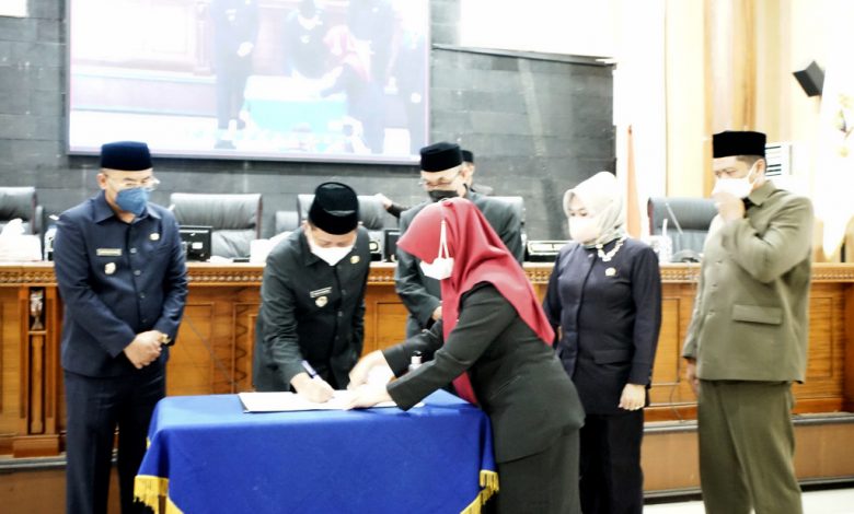 PIMPINAN DPRD bersama Bupati Sumedang menandatangani pengesahan 4 Raperda