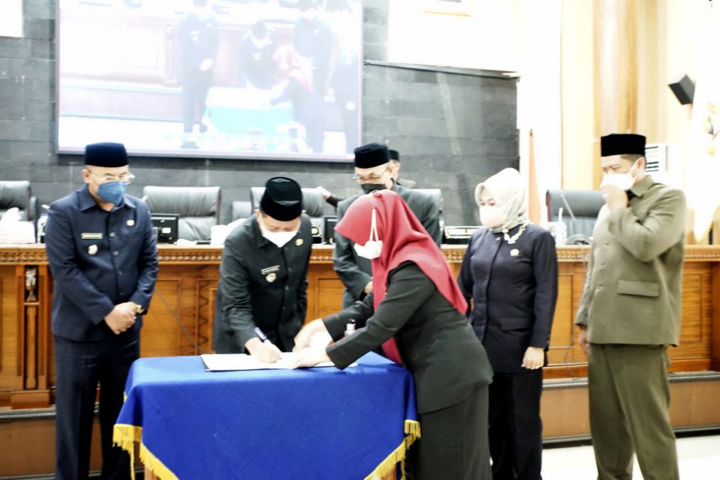 PIMPINAN DPRD bersama Bupati Sumedang menandatangani pengesahan 4 Raperda