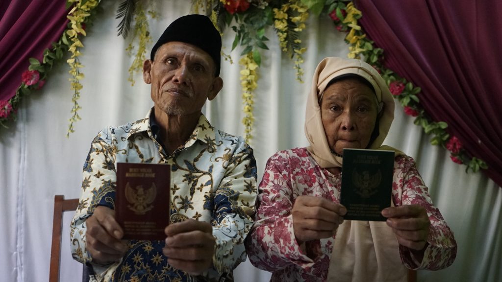 Pasangan lansia Bah Aca (Caklik) dan Bi Nanih secara resmi telah menikah secara negara