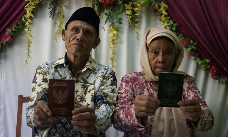 Pasangan lansia Bah Aca (Caklik) dan Bi Nanih secara resmi telah menikah secara negara
