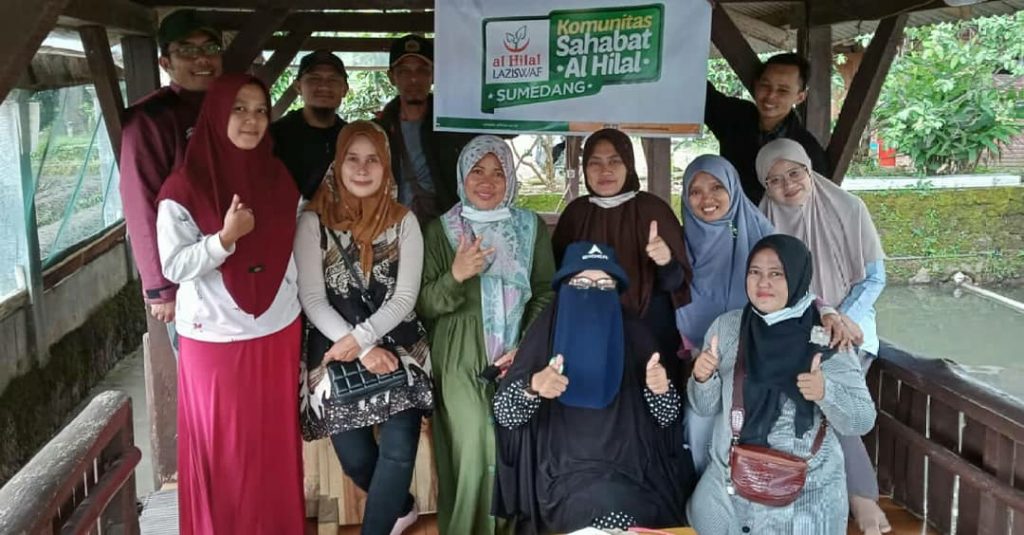Photo : Pengurus dan relawan Sahabat Al Hilal Sumedang berfoto bersama