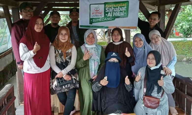 Photo : Pengurus dan relawan Sahabat Al Hilal Sumedang berfoto bersama
