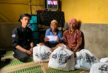 PERWAKILAN Tim Manajemen Mang Duyeh, M. Nanang (kiri) menyambangi kediaman Abah Taryo untuk menyalurkan bantuan, Sabtu. FN