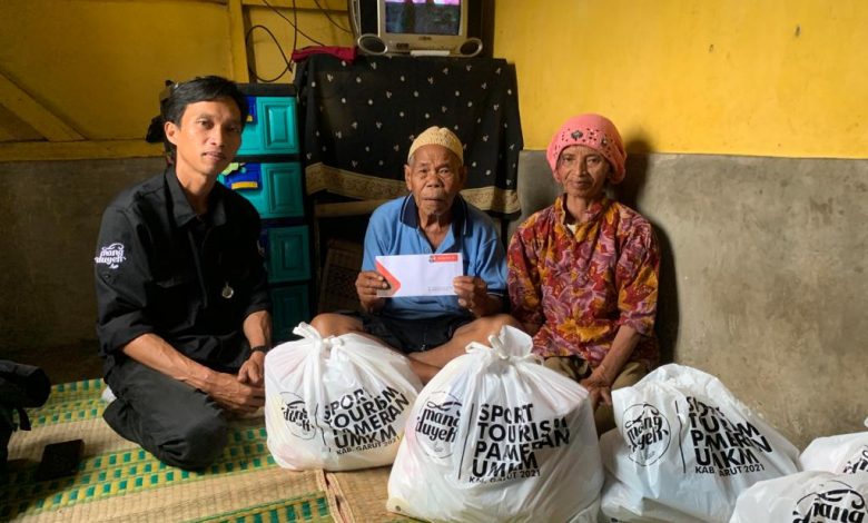 PERWAKILAN Tim Manajemen Mang Duyeh, M. Nanang (kiri) menyambangi kediaman Abah Taryo untuk menyalurkan bantuan, Sabtu. FN