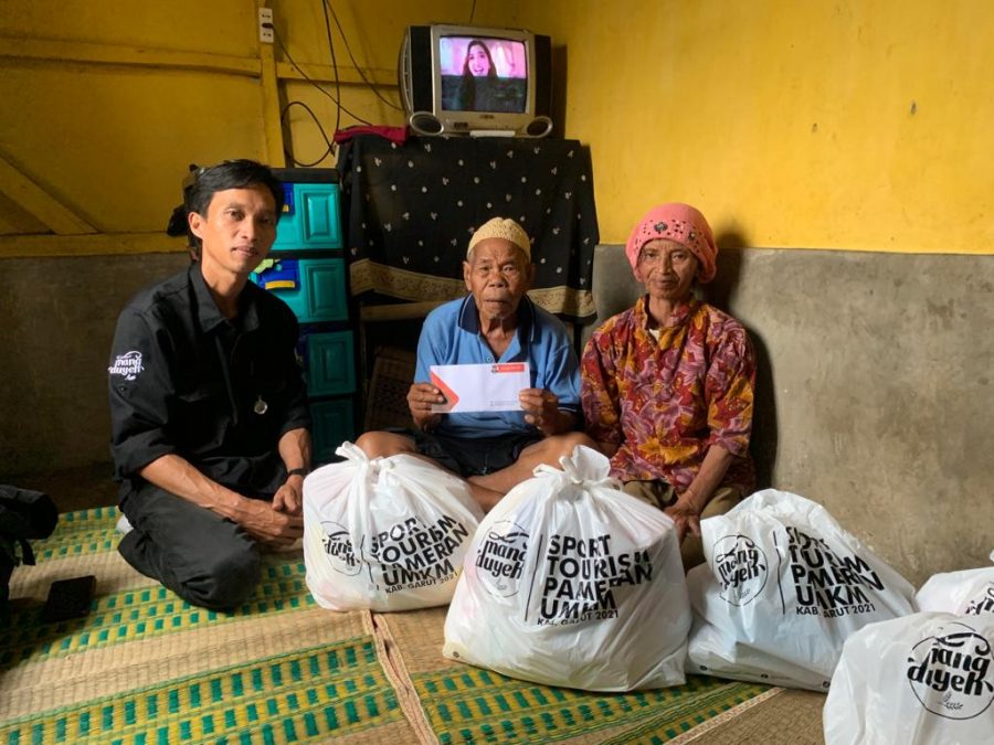 PERWAKILAN Tim Manajemen Mang Duyeh, M. Nanang (kiri) menyambangi kediaman Abah Taryo untuk menyalurkan bantuan, Sabtu. FN