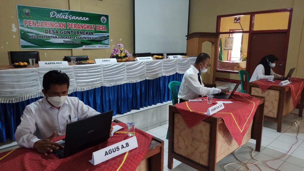 Para peserta penjaringan calon perangkat desa Gunturmekar sedang melaksanakan test komputer