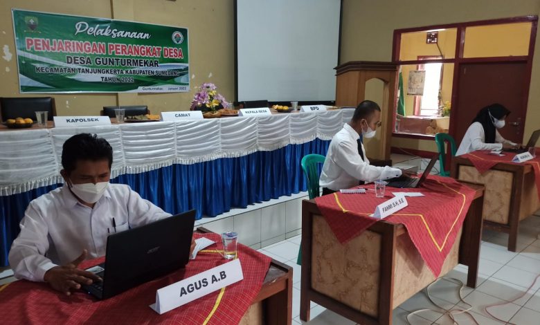 Para peserta penjaringan calon perangkat desa Gunturmekar sedang melaksanakan test komputer