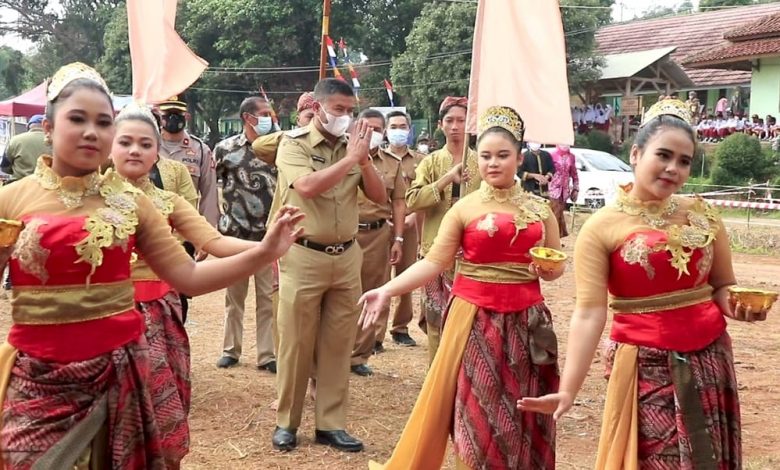 wakil Bupati Sumedang H. Erwan Setiawan disambut kesenian tradisional saat menghadiri Hut Desa Ciherang