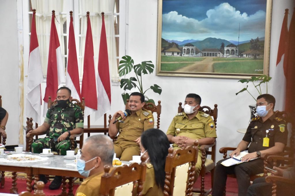 Bupati Sumedang H. Dony Ahmad Munir saat memimpin Rakor Penanganan Covid-19 di Gedung Negara, Senin (31/1/2022)