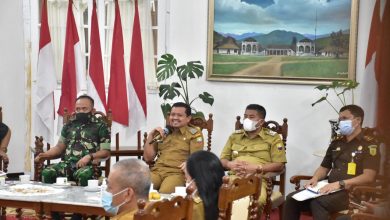 Bupati Sumedang H. Dony Ahmad Munir saat memimpin Rakor Penanganan Covid-19 di Gedung Negara, Senin (31/1/2022)