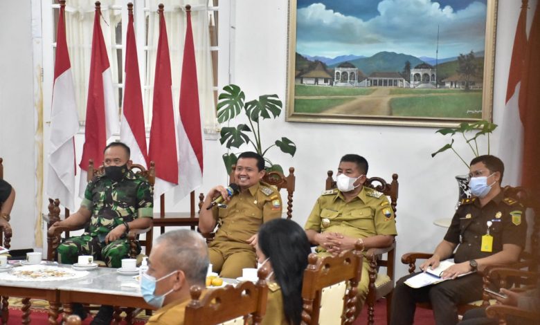 Bupati Sumedang H. Dony Ahmad Munir saat memimpin Rakor Penanganan Covid-19 di Gedung Negara, Senin (31/1/2022)