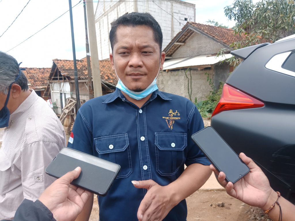 Kuasa Hukum Ahli Waris Baron Baud, Jandri Ginting saat memberikan keterangan pers seusai sidang ditempat lahan Tol Cisumdawu di Desa Cilayung Kecamatan Jatinangor