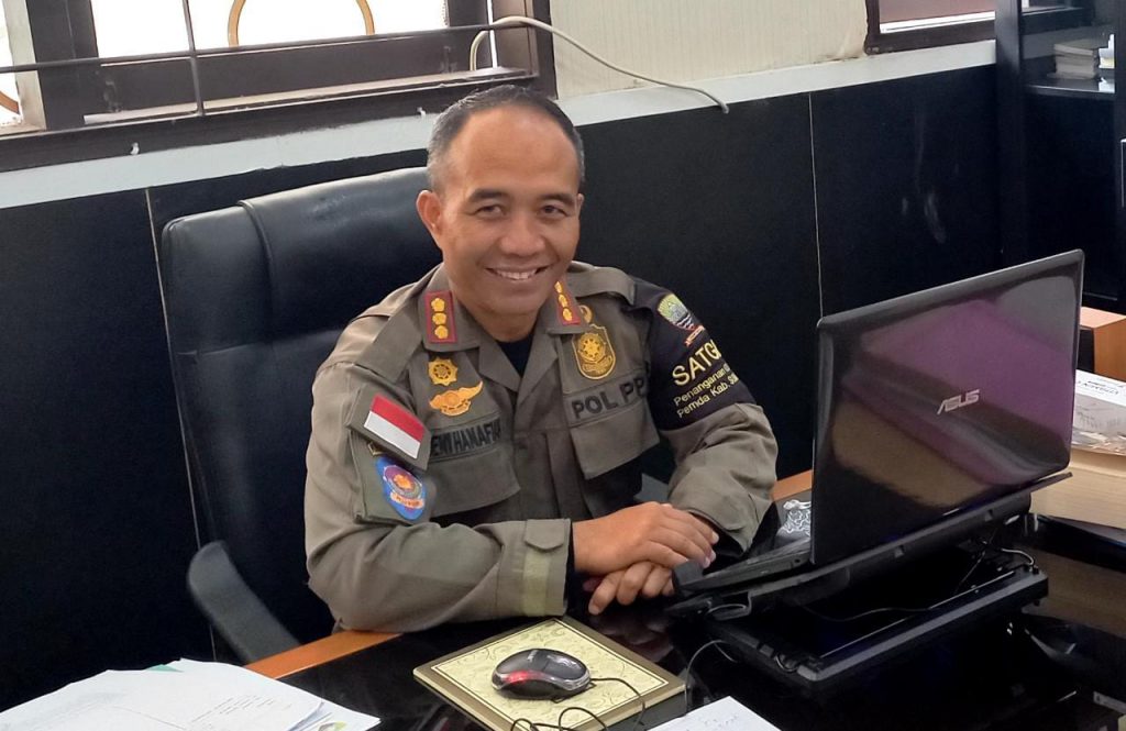 Plt. Kasatpol PP Sumedang Deni Hanafiah saat ditemui diruangannya