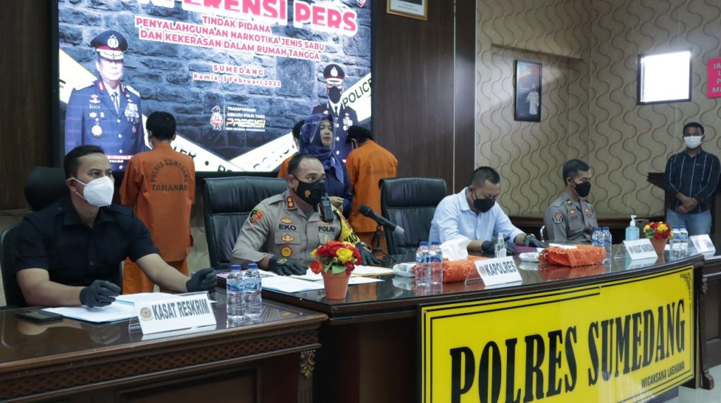 KETERANGAN PERS : Kapolres Sumedantg AKBP Eko Prasetyo Robbyanto saat melaksanakan konferensi pers pengungkapan kasus pidana penyalahgunaan narkoba jenis sabu diaula Tribrata Polres Sumedang. Kamis (03/02).
