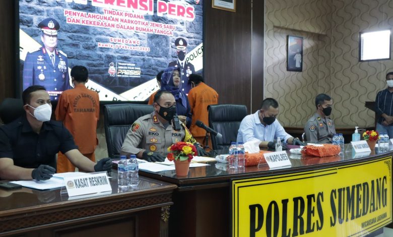 KETERANGAN PERS : Kapolres Sumedantg AKBP Eko Prasetyo Robbyanto saat melaksanakan konferensi pers pengungkapan kasus pidana penyalahgunaan narkoba jenis sabu diaula Tribrata Polres Sumedang. Kamis (03/02).