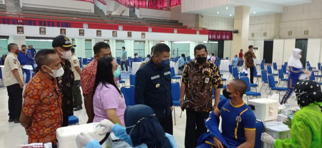 DIALOG : Wakil Bupati Sumedang H. Erwan Setiawan didampingi Kepala Bagian Kerjasama dan Humas IPDN Ervin Fahlevi berdialog dengan Praja IPDN yang akan melakukan Vaksin jenis Booster di lingkungan Institut Pemerintahan Dalam Negeri (IPDN). Kamis (03/02).