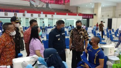 DIALOG : Wakil Bupati Sumedang H. Erwan Setiawan didampingi Kepala Bagian Kerjasama dan Humas IPDN Ervin Fahlevi berdialog dengan Praja IPDN yang akan melakukan Vaksin jenis Booster di lingkungan Institut Pemerintahan Dalam Negeri (IPDN). Kamis (03/02).