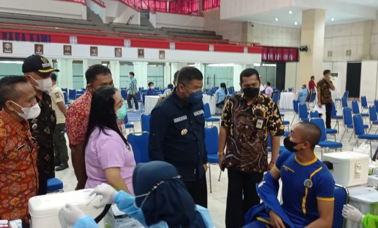 DIALOG : Wakil Bupati Sumedang H. Erwan Setiawan didampingi Kepala Bagian Kerjasama dan Humas IPDN Ervin Fahlevi berdialog dengan Praja IPDN yang akan melakukan Vaksin jenis Booster di lingkungan Institut Pemerintahan Dalam Negeri (IPDN). Kamis (03/02).