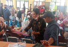 PANTAU : Camat Cimanggung Dik-dik Syeh Rizki saat melihat proses layanan pembuatan NIB Gratis bagi pelaku UMKM Cimanggung. Kamis (03/02).