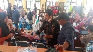PANTAU : Camat Cimanggung Dik-dik Syeh Rizki saat melihat proses layanan pembuatan NIB Gratis bagi pelaku UMKM Cimanggung. Kamis (03/02).
