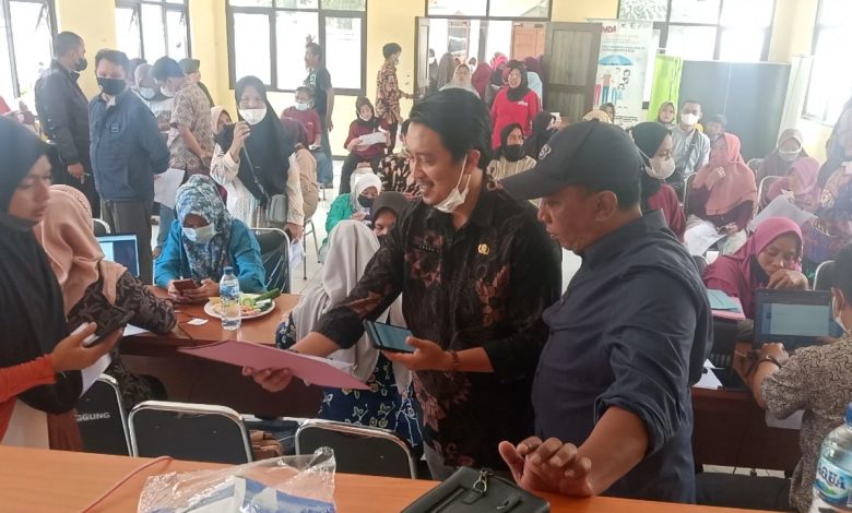 PANTAU : Camat Cimanggung Dik-dik Syeh Rizki saat melihat proses layanan pembuatan NIB Gratis bagi pelaku UMKM Cimanggung. Kamis (03/02).