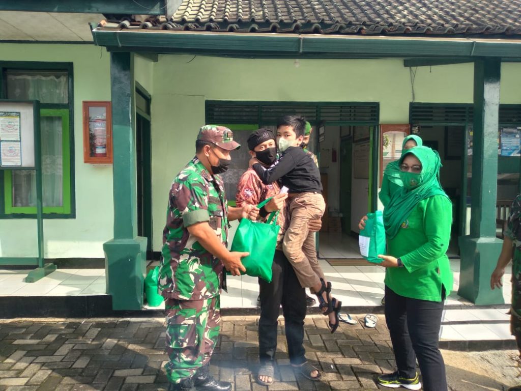 PEMBAGIAN SEMBAKO : Danramil 1005/Jatinangor Kapten Inf Lesly Darmawan saat membagikan sembako kepada penyandang Disabilitas di Jatinangor