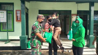 PEMBAGIAN SEMBAKO : Danramil 1005/Jatinangor Kapten Inf Lesly Darmawan saat membagikan sembako kepada penyandang Disabilitas di Jatinangor