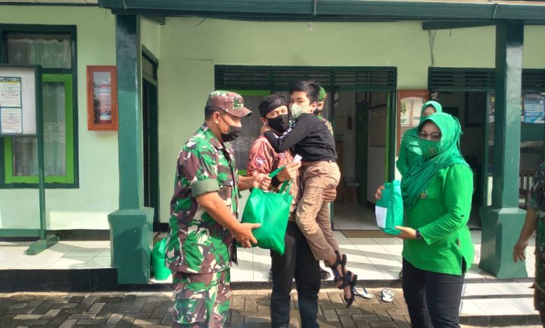 PEMBAGIAN SEMBAKO : Danramil 1005/Jatinangor Kapten Inf Lesly Darmawan saat membagikan sembako kepada penyandang Disabilitas di Jatinangor