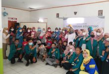 POTO BERSAMA : Peserta KKN Unsap berpoto bersama dengan peserta sosialisasi aksi cegah stunting di Desa Sukamenak sesuai kegiatan