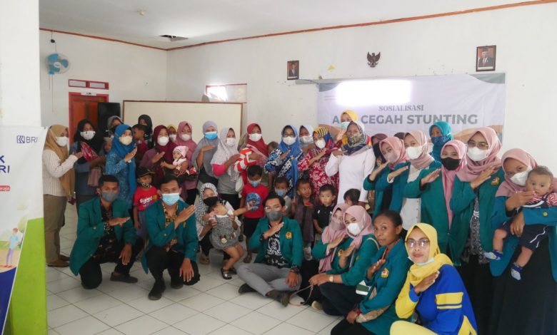 POTO BERSAMA : Peserta KKN Unsap berpoto bersama dengan peserta sosialisasi aksi cegah stunting di Desa Sukamenak sesuai kegiatan