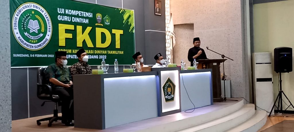 SAMBUTAN : bupati Sumedang H. Dony Ahmad Munir saat membuka kegiatan UKG Guru Diniyah Takmiliyah di Aula Kemenag Sumedang