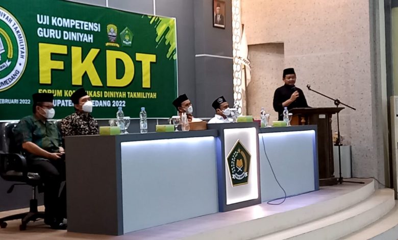 SAMBUTAN : bupati Sumedang H. Dony Ahmad Munir saat membuka kegiatan UKG Guru Diniyah Takmiliyah di Aula Kemenag Sumedang