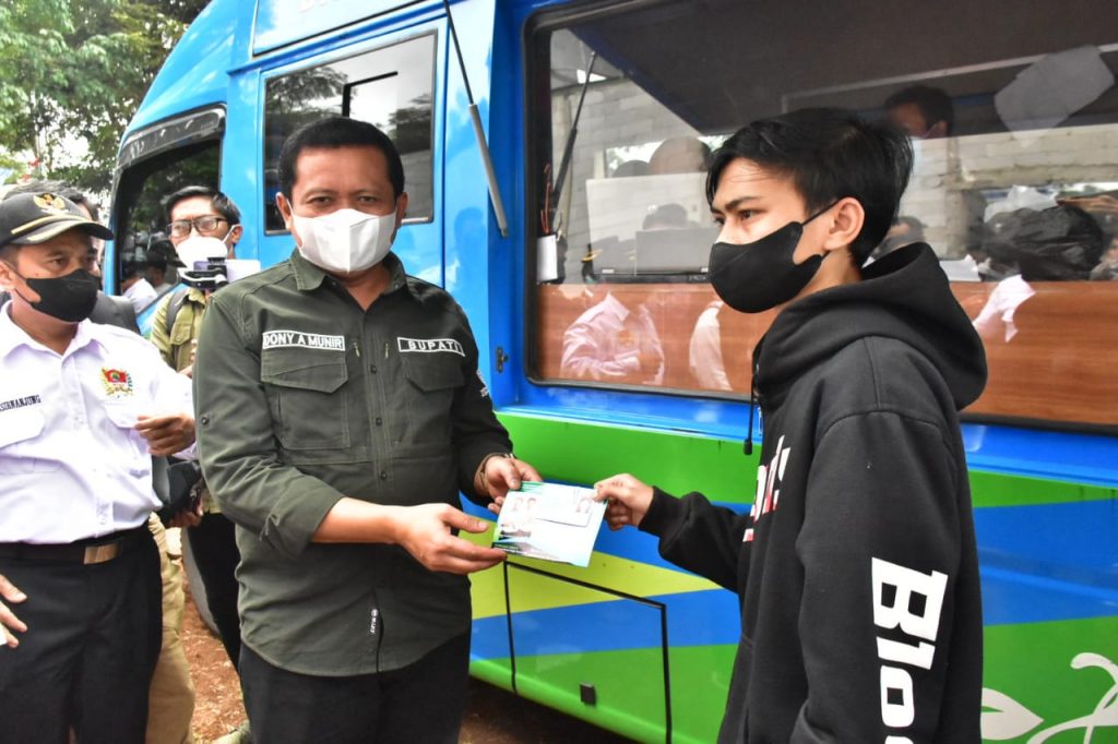Bupati Sumedang H. Dony Ahmad Munir saat menyerahkan Administrasi Kependudukan kepada warga Desa Pasirnanjung