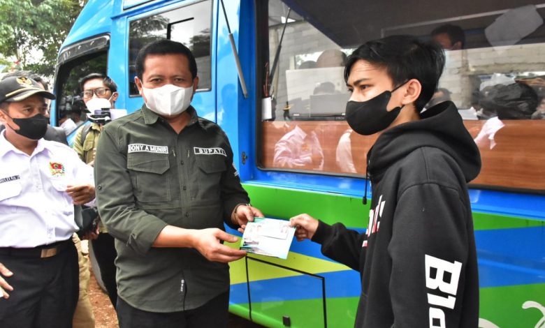Bupati Sumedang H. Dony Ahmad Munir saat menyerahkan Administrasi Kependudukan kepada warga Desa Pasirnanjung
