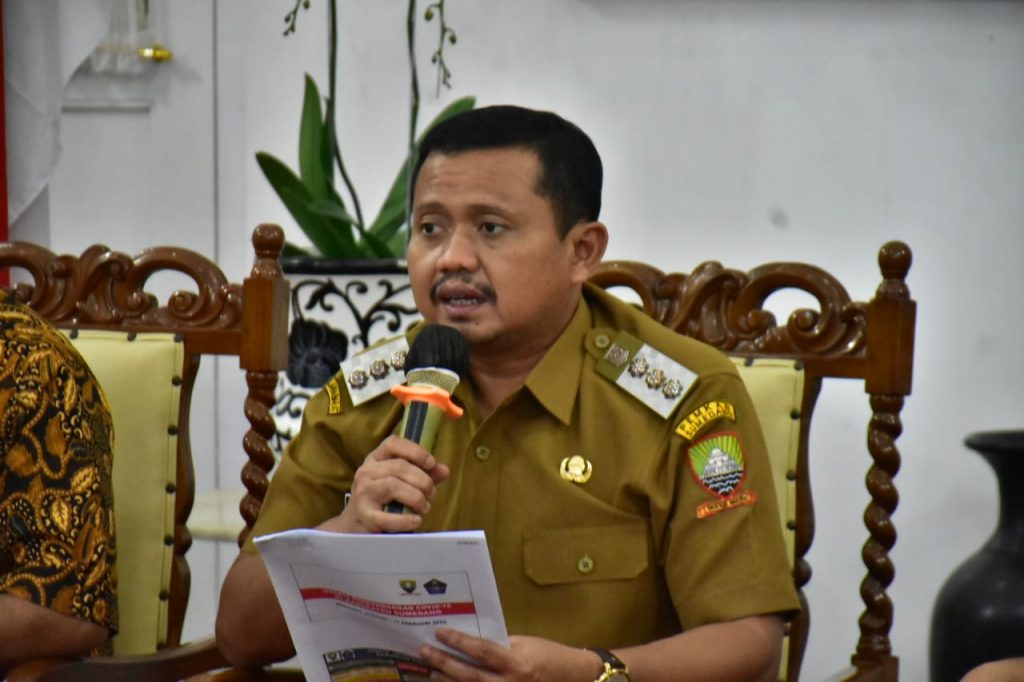 Bupati Sumedang H. Dony Ahmad Munir saat memimpin rapat bersama Forkopimda
