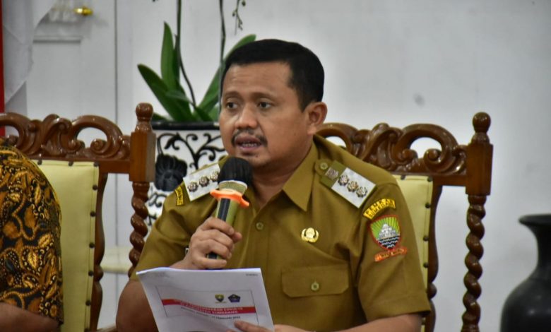 Bupati Sumedang H. Dony Ahmad Munir saat memimpin rapat bersama Forkopimda