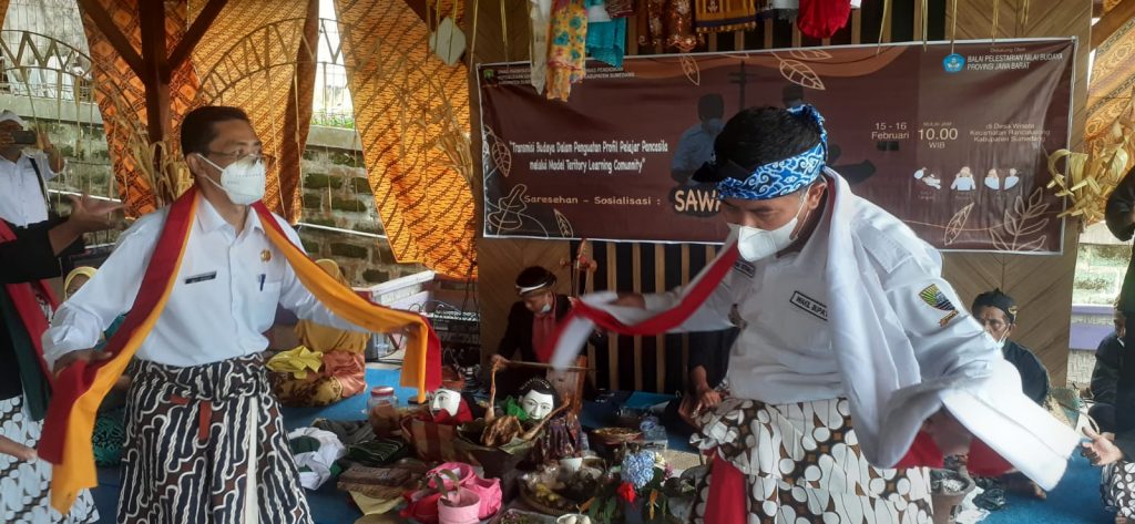 Wakil Bupati Erwan Setiawan saat menari Tarawangsa