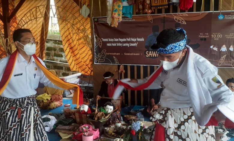 Wakil Bupati Erwan Setiawan saat menari Tarawangsa