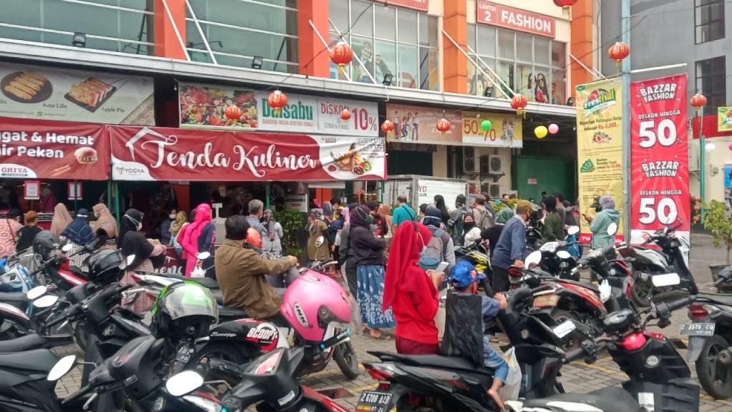 Dengan menggunakan masker dan menjaga jarak warga Jatinangor dan sekitarnya tampak sedang mengantri mendapatkan Minyak Goreng (Migor) disalah satu minimarket di Jatonangor