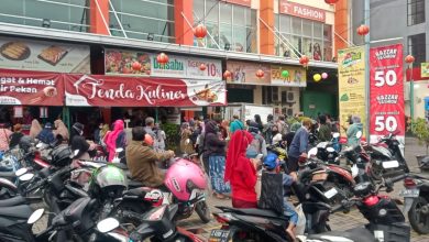 Dengan menggunakan masker dan menjaga jarak warga Jatinangor dan sekitarnya tampak sedang mengantri mendapatkan Minyak Goreng (Migor) disalah satu minimarket di Jatonangor