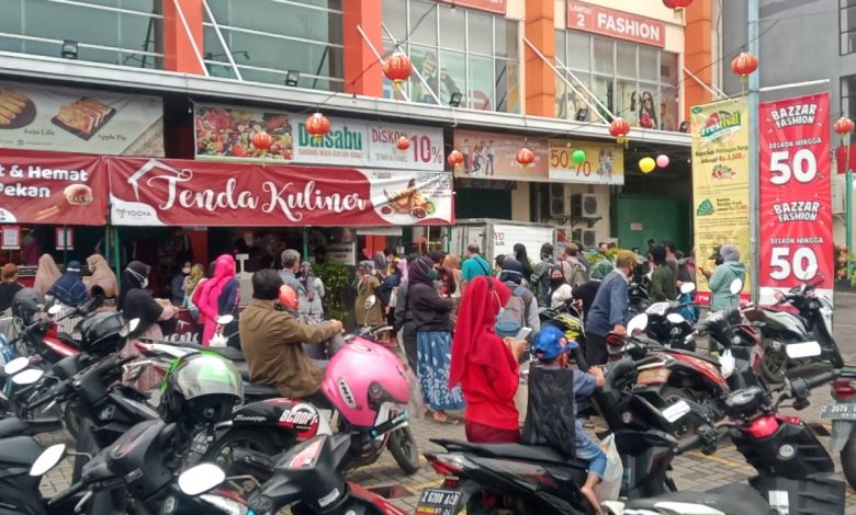 Dengan menggunakan masker dan menjaga jarak warga Jatinangor dan sekitarnya tampak sedang mengantri mendapatkan Minyak Goreng (Migor) disalah satu minimarket di Jatonangor