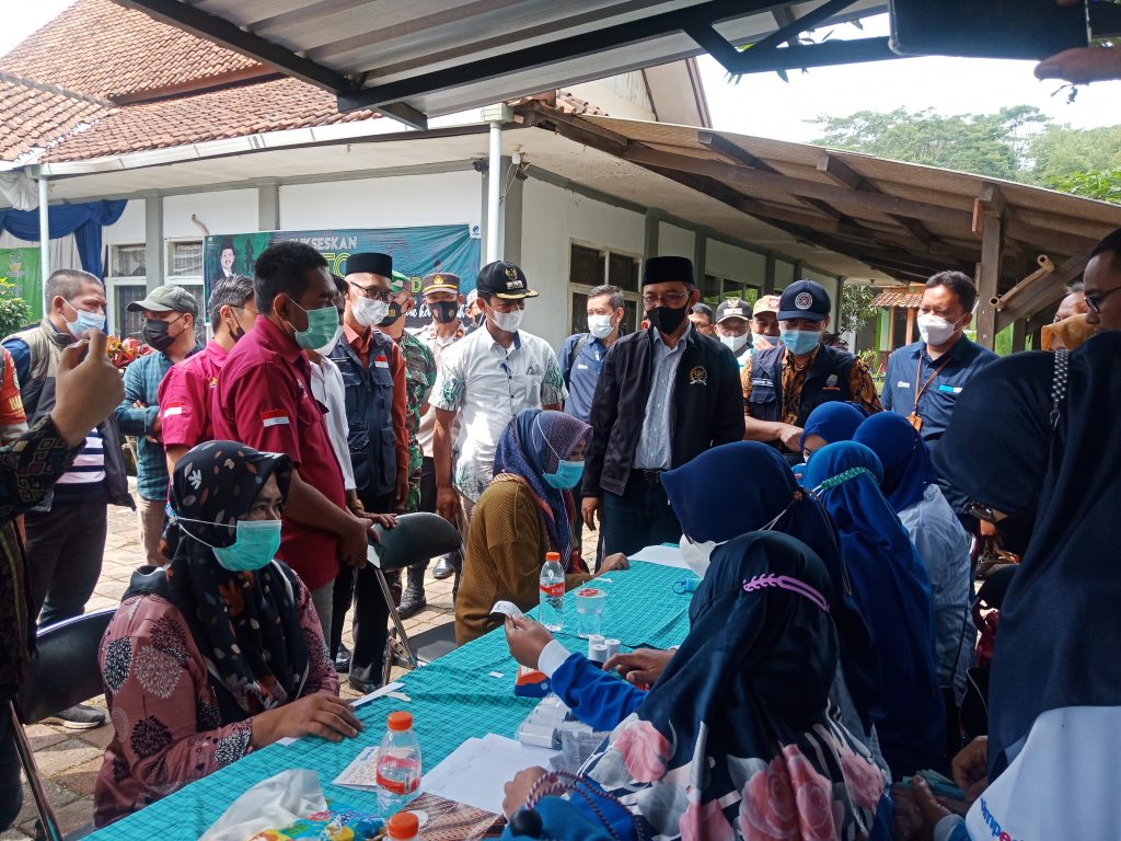 MONITORING : Anggota Komisi VIII DPR RI, KH Maman Imanulhaq saat memantau langsung penyaluran Bansos BPNT di Kecamatan Pamulihan dan dinilainya sangat transparan