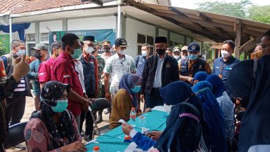 MONITORING : Anggota Komisi VIII DPR RI, KH Maman Imanulhaq saat memantau langsung penyaluran Bansos BPNT di Kecamatan Pamulihan dan dinilainya sangat transparan