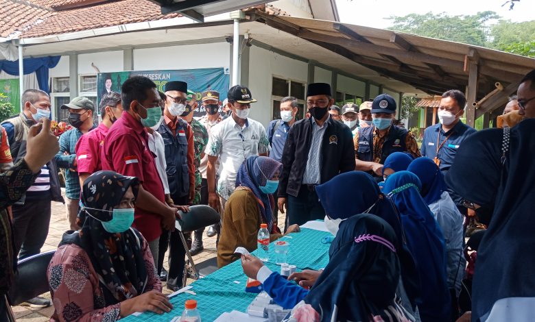 MONITORING : Anggota Komisi VIII DPR RI, KH Maman Imanulhaq saat memantau langsung penyaluran Bansos BPNT di Kecamatan Pamulihan dan dinilainya sangat transparan
