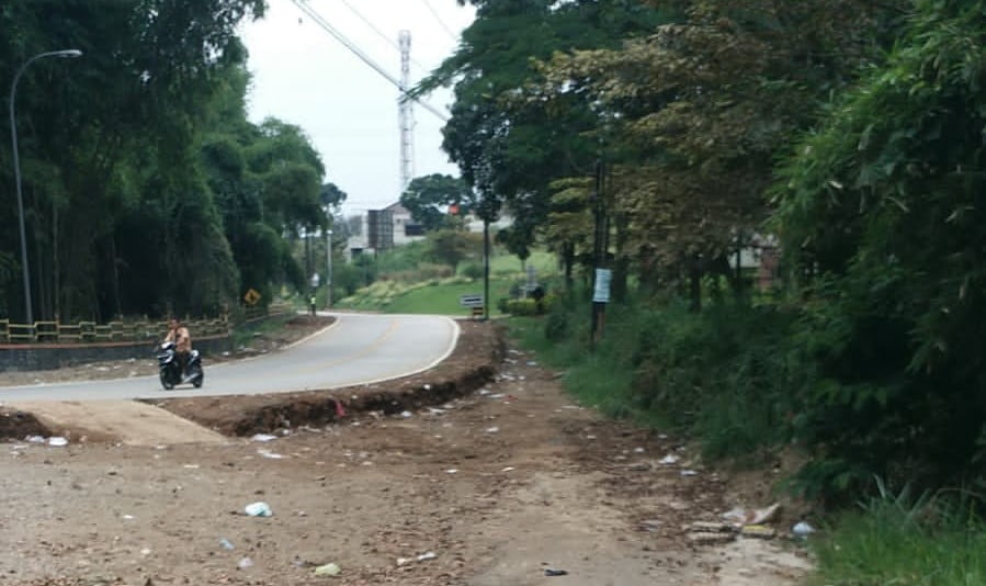 Kondisi Jalur Exit Tol Cisumdawu tampak sumerawut dan minim trotoar
