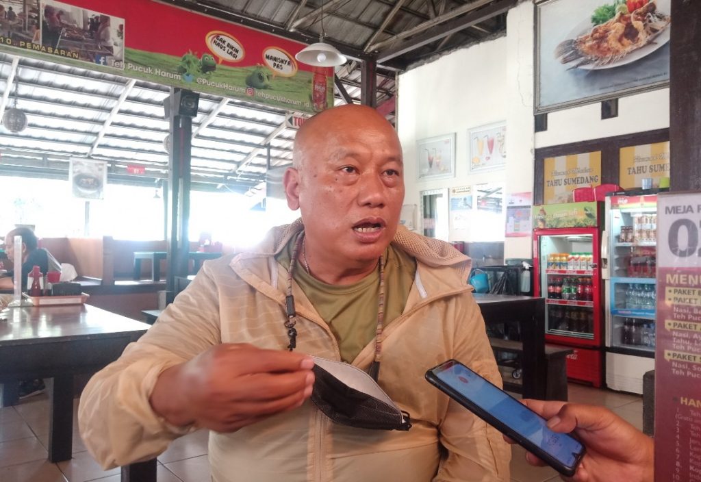 Owner Rumah Makan Tahu Sari Kedele Jatinangor H. Jarkasih saat diwawancarai wartawan kenaikan harga kacang kedelai