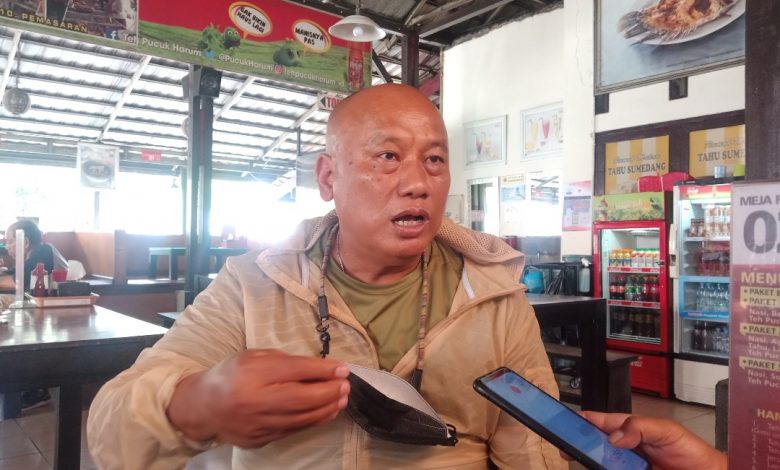 Owner Rumah Makan Tahu Sari Kedele Jatinangor H. Jarkasih saat diwawancarai wartawan kenaikan harga kacang kedelai