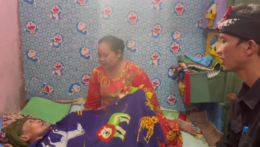 KONDISI Ma Erum terbaring lemas saat ditengok Tim Manajemen Mang Duyeh, belum lama ini.