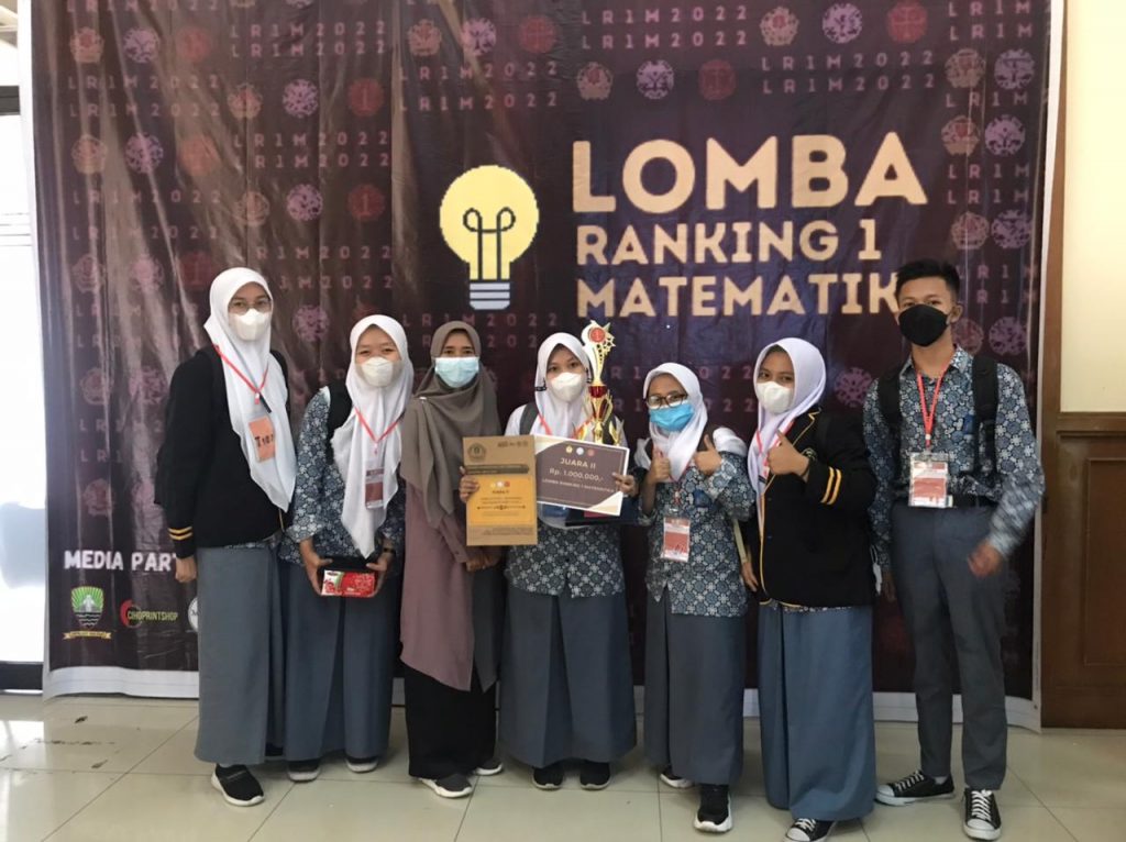 Photo bersama Suswita Parmadi Sukma saat mengikuti lomba Matematika di Unsap Sumedang